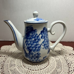 Teiera vintage in bianco Blue Berry Vine
