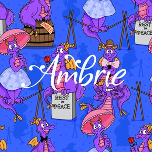 Puede incluir: Un patrón repetitivo sobre un fondo azul con dragones morados de dibujos animados en varias poses. Algunos dragones sostienen sombrillas, rosas o letreros que dicen "Rest in Peace". La palabra "Ambrie" está escrita en blanco en la imagen.