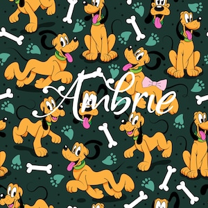 Może przedstawiać: Powtarzający się wzór z postacią z kreskówki Pluto w różnych pozach, z białymi akcentami w postaci kości i śladów łap na ciemnozielonym tle. Imię "Ambrie" jest napisane białym pismem.