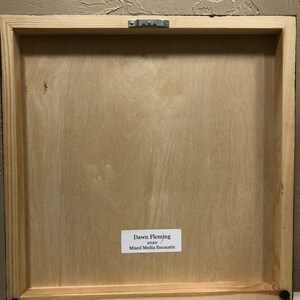 K&ouml;nnte beinhalten: Die R&uuml;ckseite eines Holzrahmens mit einem wei&szlig;en Etikett, auf dem "Dawn Fleming 2020 Mixed Media Encaustic" steht.