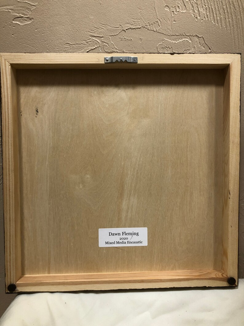 K&ouml;nnte beinhalten: Die R&uuml;ckseite eines Holzrahmens mit einem wei&szlig;en Etikett, auf dem "Dawn Fleming 2020 Mixed Media Encaustic" steht.