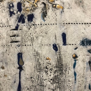 K&ouml;nnte beinhalten: Abstrakte Malerei mit wei&szlig;em Hintergrund, schwarzen Linien und blauen und goldenen Akzenten.
