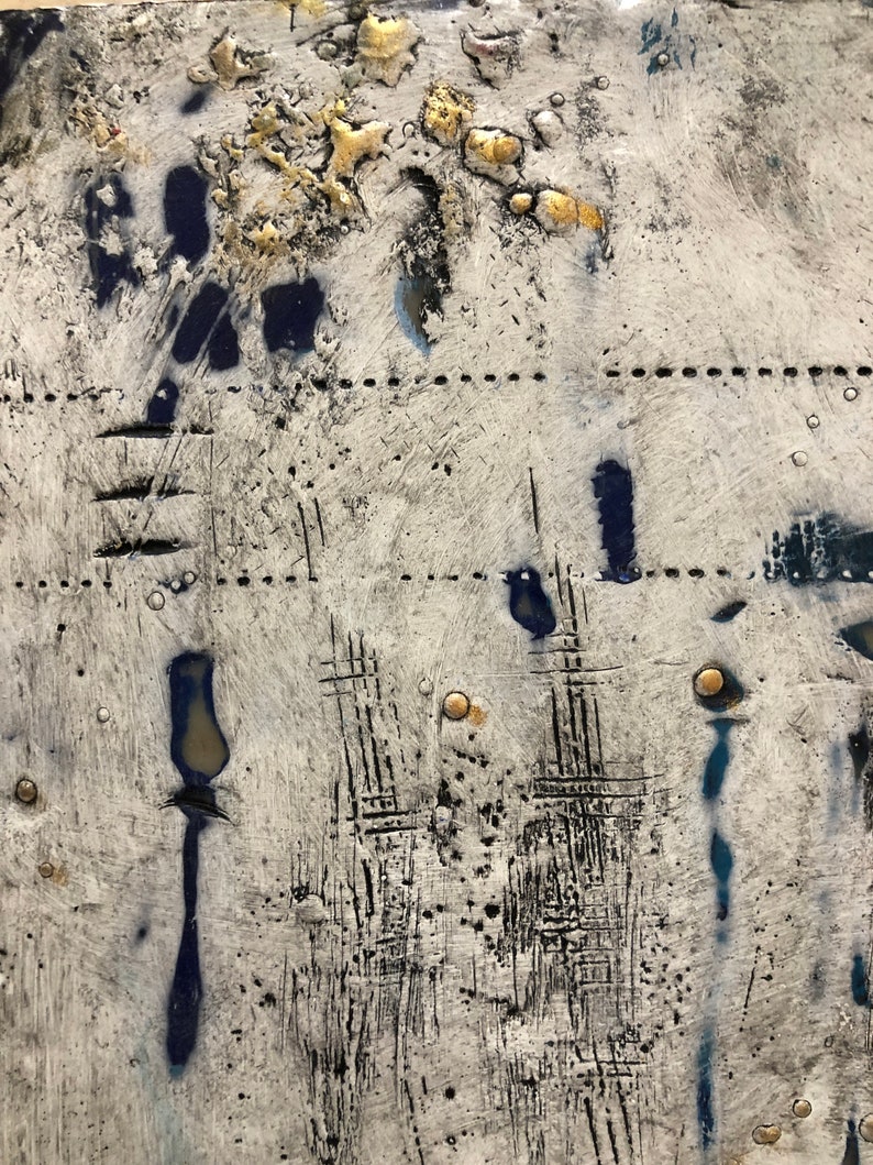 K&ouml;nnte beinhalten: Abstrakte Malerei mit wei&szlig;em Hintergrund, schwarzen Linien und blauen und goldenen Akzenten.