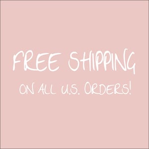K&ouml;nnte beinhalten: Ein rosa Hintergrund mit wei&szlig;em Text, der "FREE SHIPPING ON ALL U.S. ORDERS!" lautet.