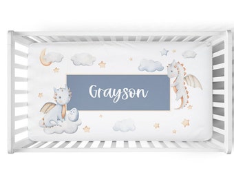 Personalisierte Dragon Crib Sheet mit Name - Custom Dragon Crib Bedding. Drachen-Baby-Dusche-Geschenke. Drachen Kinderzimmer - Zauberhafte Baby Bettwäsche