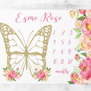 Puede incluir: Una manta blanca para hitos de beb&eacute; con una mariposa dorada con purpurina y detalles florales rosas. La manta tiene los n&uacute;meros del 1 al 12 y el texto "Esm&eacute; Rose" y "meses".
