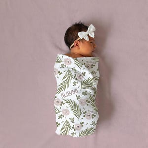Modern blommig inbäddad filt, pannband, hattset - personlig babyshowerpresent - namngivning för sjukhus - personlig babyfilt för flicka