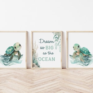 Könnte beinhalten: Drei gerahmte Kunstdrucke mit Aquarellillustrationen von Meeresschildkröten. Die Schildkröten sind in Grün- und Blautönen dargestellt und schwimmen in stilisiertem Wasser. Der mittlere Druck trägt den Text "Dream as BIG as the OCEAN."