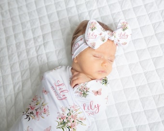 Lily Swaddle Decke - personalisierte Baby Mädchen Decke und Opt Stirnband Set - Lilien Name Decke - Coming Home Outfit - Lily Baby Shower sbs618