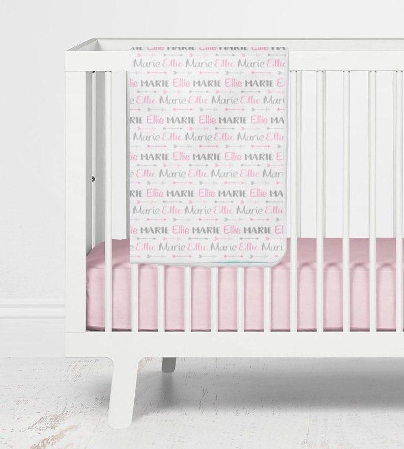 Couverture personnalisée pour bébé fille - couverture pour bébé Arrow - emmaillotage personnalisé - couverture prénom bébé - chambre de bébé - couverture de bébé - baby shower image 2