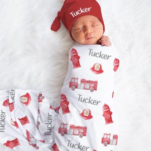 Conjunto de manta y gorro personalizados con diseño de camión de bomberos - Regalo para baby shower para bomberos - Anuncio de nombre en el hospital - SW109 imagen 2