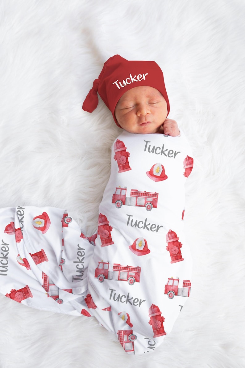 Conjunto de manta y gorro personalizados con diseño de camión de bomberos - Regalo para baby shower para bomberos - Anuncio de nombre en el hospital - SW109 imagen 2