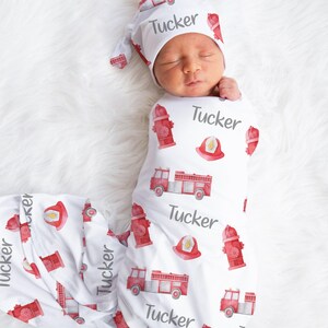Conjunto de manta y gorro personalizados con diseño de camión de bomberos - Regalo para baby shower para bomberos - Anuncio de nombre en el hospital - SW109 imagen 1