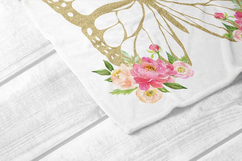 Puede incluir: Una tela blanca con un dise&ntilde;o de mariposa de purpurina dorada y flores de acuarela rosa y melocot&oacute;n.