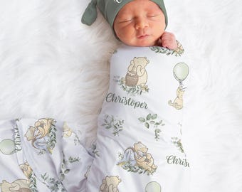 Zestaw do otulania Kubuś Puchatek - personalizowany kocyk i czapeczka dla chłopca z Kubusiem Puchatkiem - klasyczny strój na powrót do domu Kubusia Puchatka - prezent na baby shower sbs615