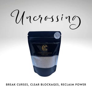 Puede incluir: Una bolsa negra con la palabra "Uncrossing" en escritura cursiva. La bolsa tiene una ventana transparente que revela una sustancia granular. El texto en la parte inferior dice "Break Curses, Clear Blockages, Reclaim Power."