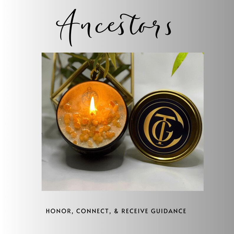Puede incluir: Una vela encendida en una lata negra con borde dorado, rodeada de cristales naranjas. La tapa, con borde dorado y un logotipo negro y dorado, est&aacute; al lado. La palabra "Ancestors" est&aacute; escrita encima de la vela, y las palabras "Honor, Connect, & Receive Guidance" est&aacute;n escritas debajo.