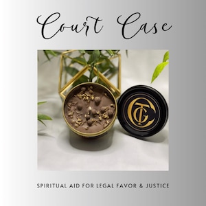 Puede incluir: Una vela marrón en una lata dorada con tapa negra. La vela está decorada con elementos decorativos. La tapa tiene un emblema dorado. El texto dice "Court Case" y "Spiritual Aid for Legal Favor & Justice".