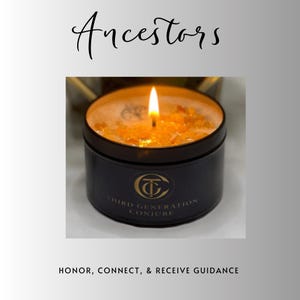 Puede incluir: Una vela encendida en una lata negra con el texto "Ancestors" encima. La vela tiene una llama brillante y est&aacute; rodeada de cristales naranjas. La lata dice "Third Generation Conjure" y "Honor, Connect, & Receive Guidance".