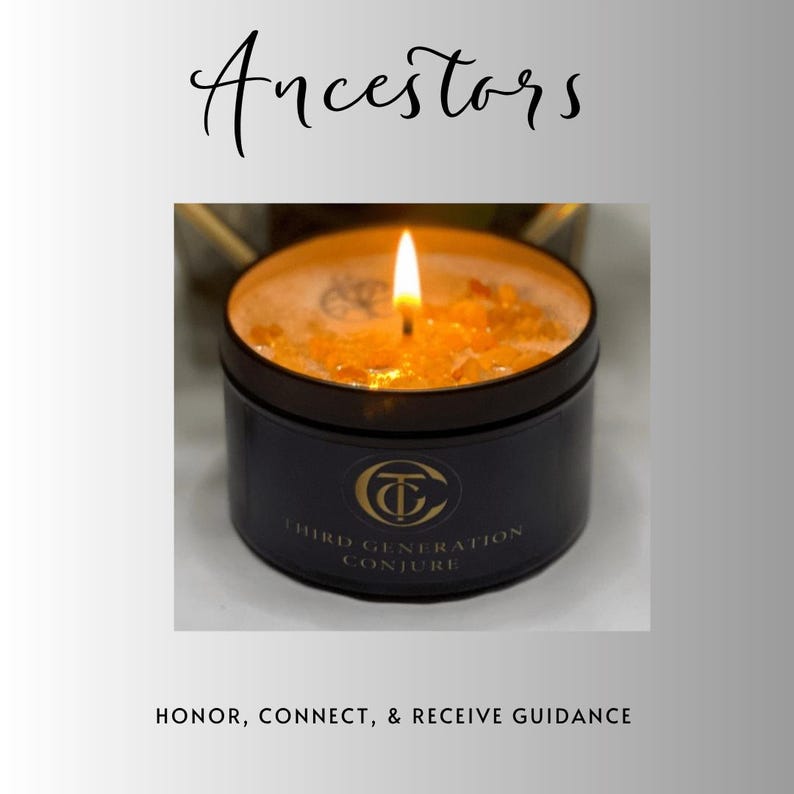 Puede incluir: Una vela encendida en una lata negra con el texto "Ancestors" encima. La vela tiene una llama brillante y est&aacute; rodeada de cristales naranjas. La lata dice "Third Generation Conjure" y "Honor, Connect, & Receive Guidance".