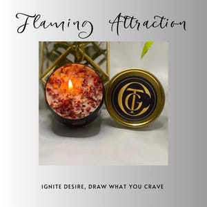 Puede incluir: Una vela encendida en un recipiente redondo marrón oscuro con tapa dorada. La vela está rodeada de pétalos rojos y naranjas. La tapa tiene un borde dorado y un logotipo negro y dorado. Texto: "Flaming Attraction" y "IGNITE DESIRE, DRAW WHAT YOU CRAVE."