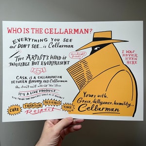 Könnte beinhalten: Ein weißes Poster mit schwarzem und rotem Text, der "Wer ist der Cellarman?" lautet und eine Comic-Illustration einer Person zeigt, die einen gelben Mantel und einen schwarzen Hut trägt. Der Text erklärt, dass der Cellarman eine Zusammenarbeit zwischen einer Brauerei und einem Kellermeister ist. Das Poster enthält auch die Wörter "Sorgfalt, Tradition, Geduld, Zeit, Respekt, Gute Nacht Freunde, Ich war noch nie hier, Mit freundlichen Grüßen, Anmut, Fleiß, Demut, Cellarman."