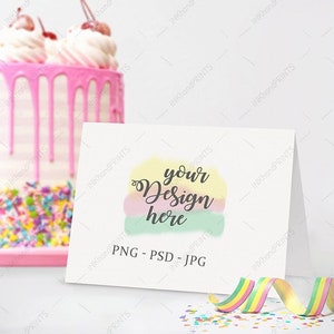 Maquette PNG + JPG + PSD Style papeterie, maquette de carte de voeux paysage, maquette d'invitation de baby shower, maquette de carte, maquette de cartes d'anniversaire de bébé.