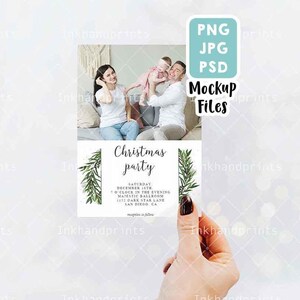 PNG + PSD + JPG Maquete de cartão, Maquete de cartão comemorativo, Maquete de papelaria para convite, Maquete estilizada, Mão de Natal segurando um cartão estilizado, Maquete de feriados
