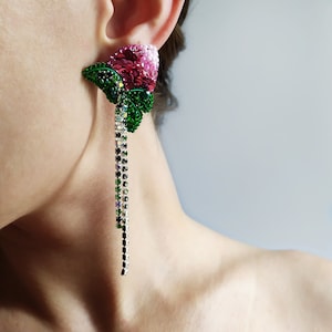 Boucles d&#39;oreilles fleur rose avec chaîne en strass. Boucles d&#39;oreilles brillantes.