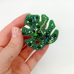 Broche de hoja de monstera verde: broche bordado con cuentas