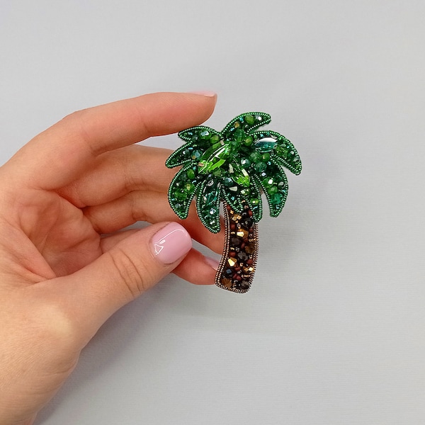 Broche de palmera. Broche de árboles tropicales. Broche de cuentas verdes.