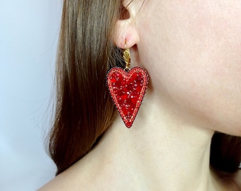 Boucles d'oreilles coeur rouge. Boucles d'oreilles en or rouge. Boucles d'oreilles pour la Saint-Valentin.