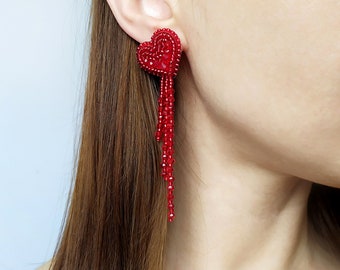 Boucles d'oreilles coeur rouge. Longues boucles d'oreilles en perles de soirée.