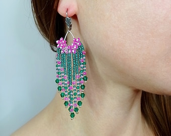 Boucles d'oreilles franges en perles vertes : Boucles d'oreilles lustre en perles de rocaille de fleurs roses