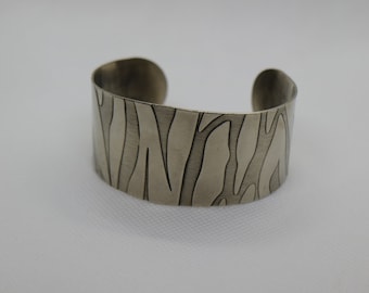 Zebra gemusterte Nickel Silber Cuff Armband.