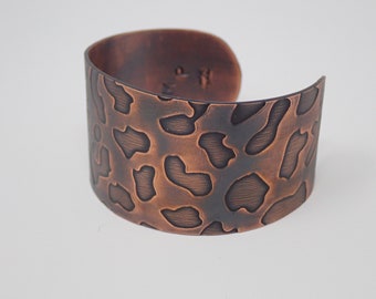 1-1/4" Leopard gemusterte Kupfer Manschette Armband.