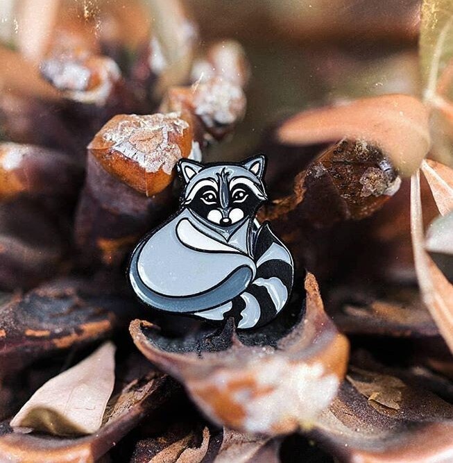 AstraGlam Waschbär Emaille Pin Anstecker Pin, Lustiger Chaos