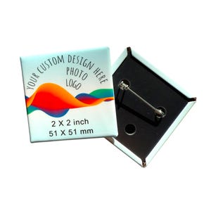 Może przedstawiać: Kwadratowa przypinka z niestandardowym projektem. Przypinka ma wymiary 51 x 51 mm i posiada kolorowy, abstrakcyjny wzór z napisem "YOUR CUSTOM DESIGN PHOTO LOGO HERE". Tył przypinki ma agrafkę.