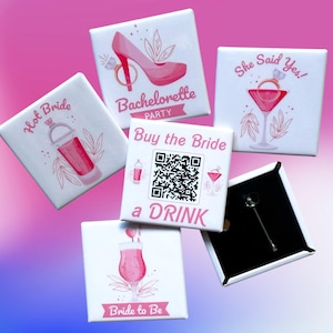 Può includere: Una collezione di bottoni quadrati bianchi con grafica e testo rosa. I disegni includono un tacco alto, bicchieri da cocktail e frasi come "Bachelorette Party" e "Buy the Bride a DRINK".