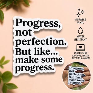 K&ouml;nnte beinhalten: Wei&szlig;er Aufkleber mit dem Text "Progress, not perfection. But like... make some progress." Der Aufkleber ist aus strapazierf&auml;higem Vinyl und wasserfest. Perfekt f&uuml;r Laptops, Wasserflaschen und mehr.