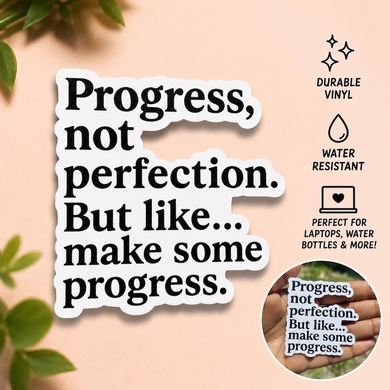 K&ouml;nnte beinhalten: Wei&szlig;er Aufkleber mit dem Text "Progress, not perfection. But like... make some progress." Der Aufkleber ist aus strapazierf&auml;higem Vinyl und wasserfest. Perfekt f&uuml;r Laptops, Wasserflaschen und mehr.