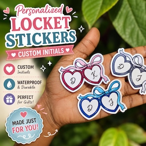 Puede incluir: Tres pegatinas en forma de relicario de corazón con iniciales personalizadas. Una pegatina tiene un lazo rosa y marcos de corazón rosas con las iniciales D y K. Otra tiene un lazo azul y marcos de corazón azules con las iniciales D y J.