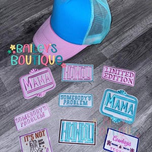 Può includere: Una collezione di toppe ricamate da stirare con diverse frasi e disegni, tra cui "Mama", "Howdy", "Somebody's Problem", "It's Not Easy Being a Cowgirl", "Limited Edition", e "Cowboys & Tequila".