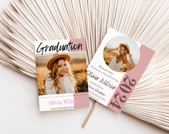 Op de afbeelding: Twee afstudeeraankondigingen met een foto van een vrouw met een hoed. Eén kaart leest "Graduation" in script. De andere kaart zegt "2024" en "Graduation Party Honoring Olivia Wilson."