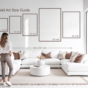 以下が含まれることがあります： 8x12、12x18、16x24、20x30、30x45、24x36インチの寸法が記された6つの長方形フレームを含むウォールアートサイズガイド。Wall Art Size Guideというテキストが、幅92インチと示された白いソファの上に表示されています。