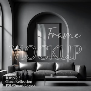 Könnte beinhalten: Eine graustufige Innenszene mit einem dunkelgrauen Ledersofa, einem gerahmten Bild und einem kleinen Tisch. Die Worte "Frame Mockup" sind auf das Bild gelegt. Eine Lampe und ein Fenster sind ebenfalls sichtbar.