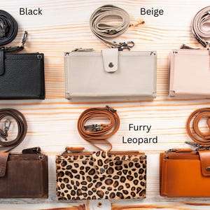 Pu&ograve; includere: Sei portafogli rettangolari a tracolla con cinturini staccabili, presentati in nero, beige, rosa, marrone teak, stampa leopardata pelosa e marrone rustico. Ogni portafoglio presenta una chiusura a bottone automatico e una cerniera superiore.