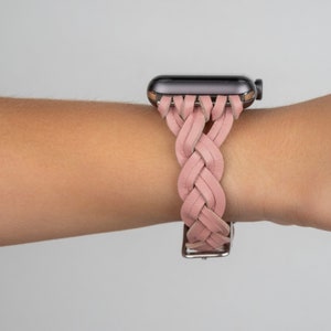 K&ouml;nnte beinhalten: Ein rosafarbenes geflochtenes Lederarmband f&uuml;r eine Apple Watch.