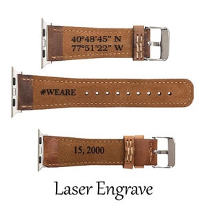 Puede incluir: Tres correas de reloj de cuero marr&oacute;n con diferentes grabados. La correa superior dice "40&deg;48'45" N 77&deg;51'22" W". La correa del medio dice "#WEARE". La correa inferior dice "15, 2000".
