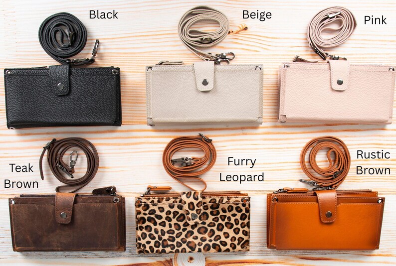 Pu&ograve; includere: Sei portafogli rettangolari a tracolla con cinturini staccabili, presentati in nero, beige, rosa, marrone teak, stampa leopardata pelosa e marrone rustico. Ogni portafoglio presenta una chiusura a bottone automatico e una cerniera superiore.